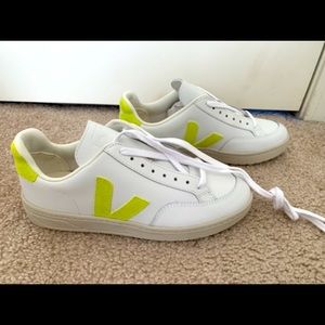 brand new w box veja v-10 white with yellow v womens us size 9- never worn